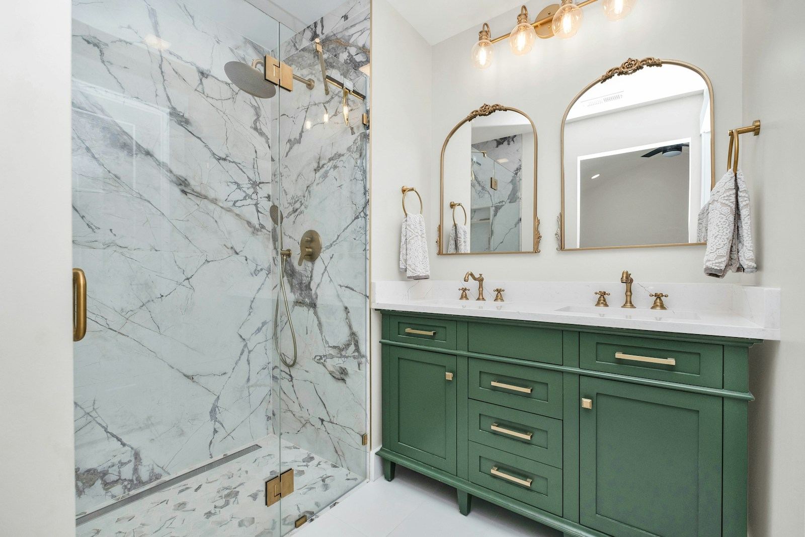 Salle de bain terminée avec douche à l'italienne